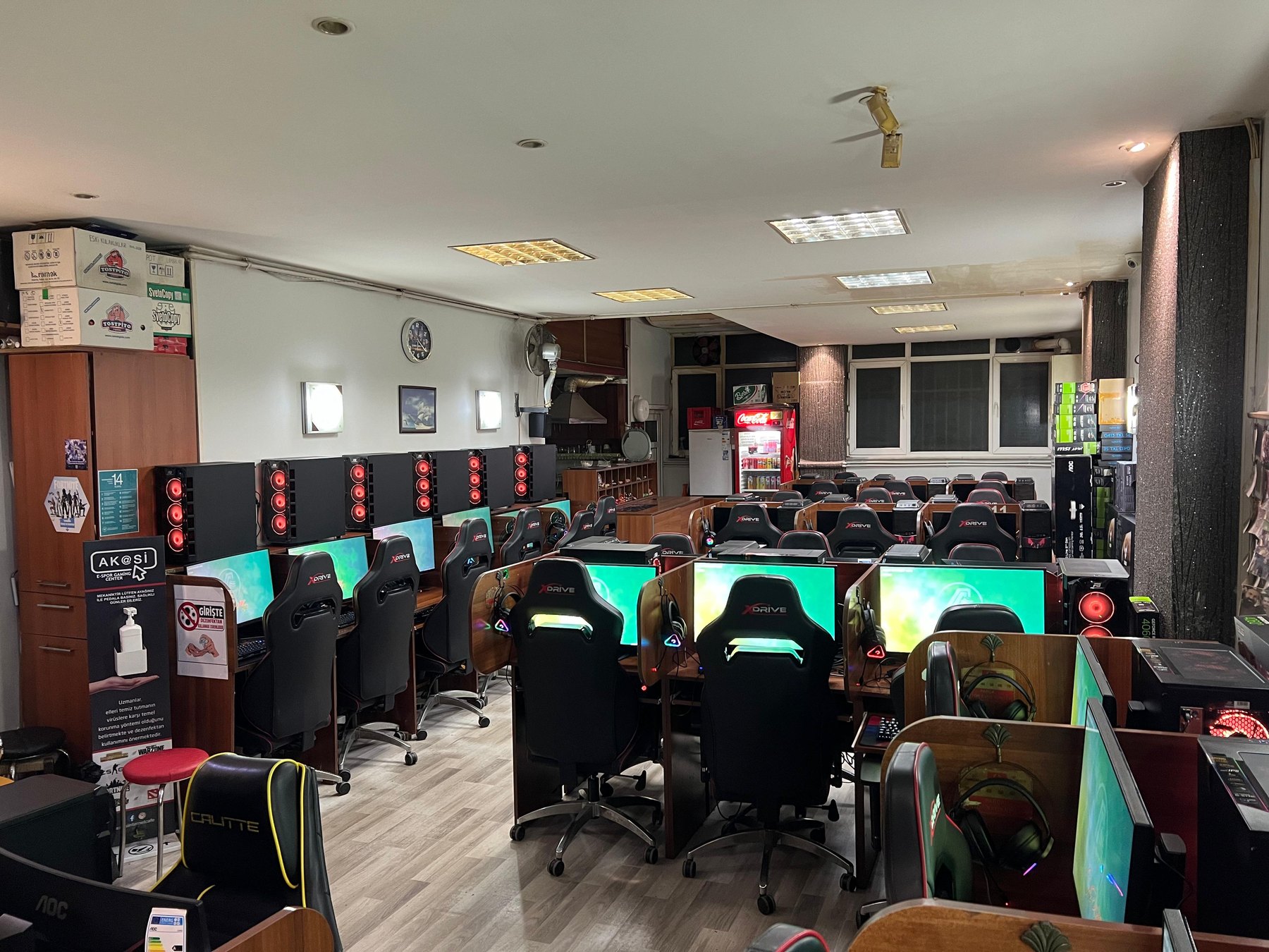 Aksi İnternet Cafe oyuncu salonu